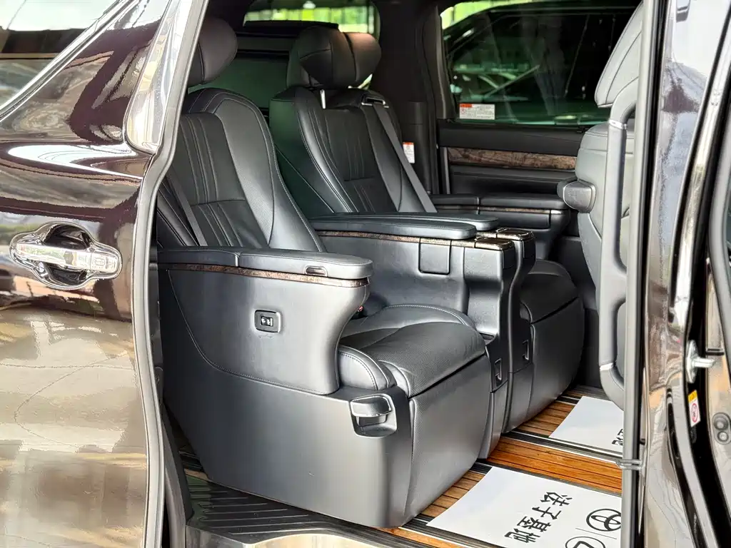 Toyota Vellfire — миниатюра 10