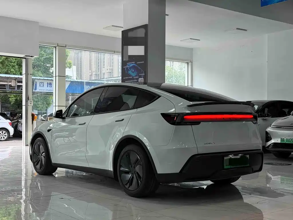 Tesla Model Y — миниатюра 13