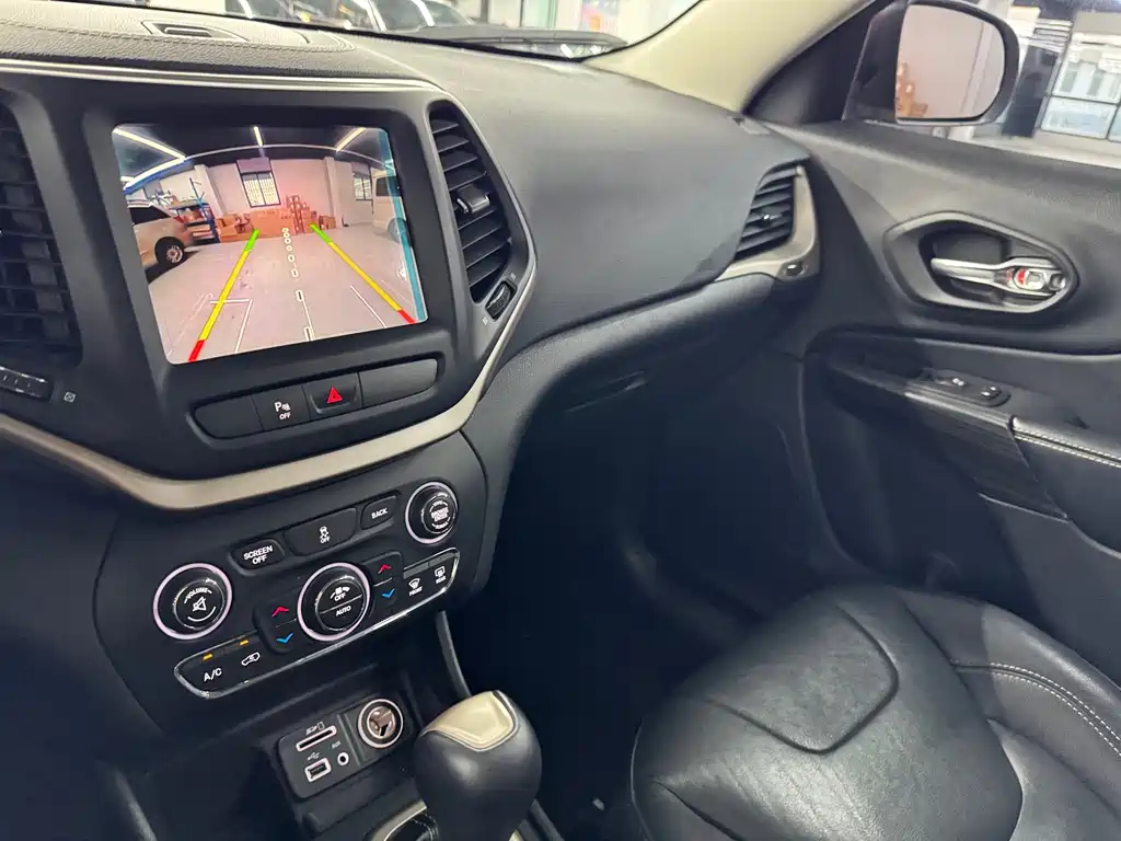 Jeep Cherokee — миниатюра 14