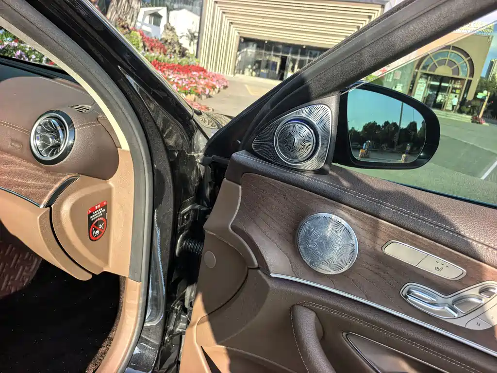 Mercedes-Benz E-Class — миниатюра 10