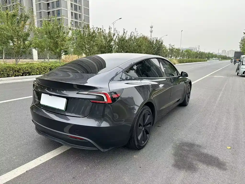 Tesla Model 3 — миниатюра 9