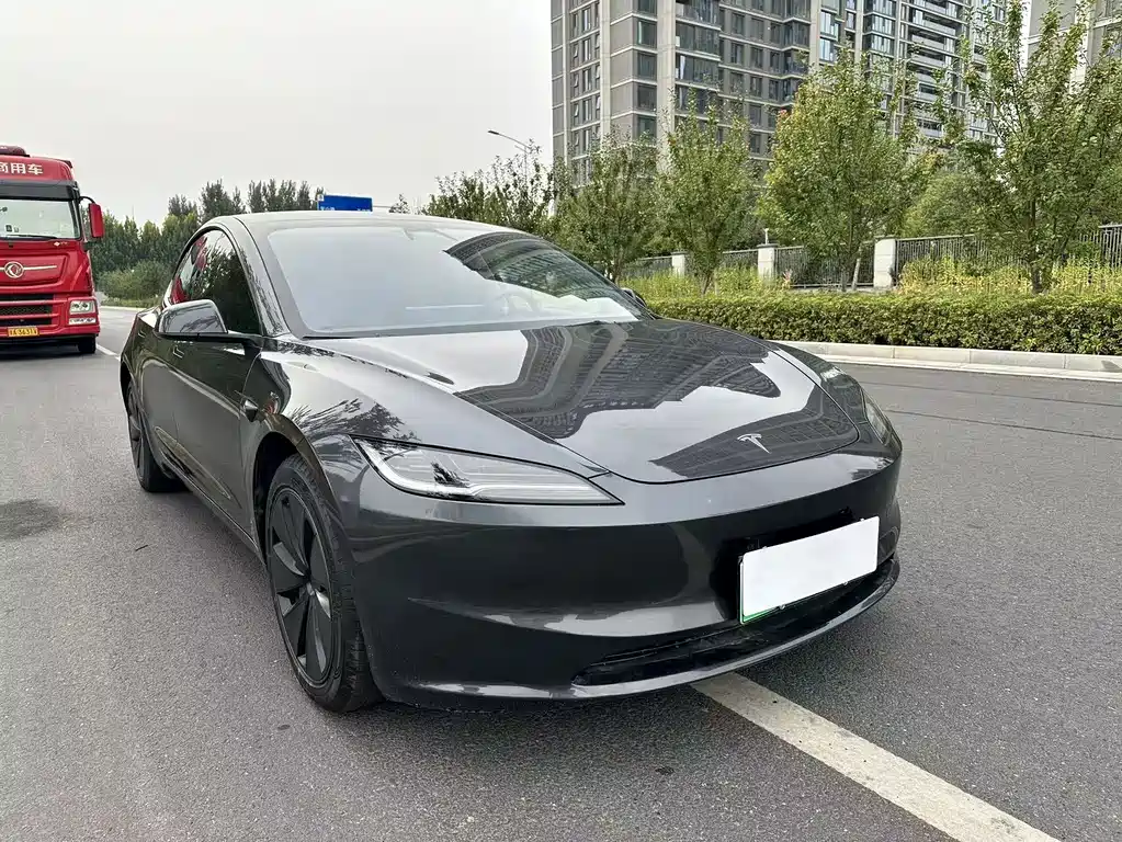Tesla Model 3 — миниатюра 3