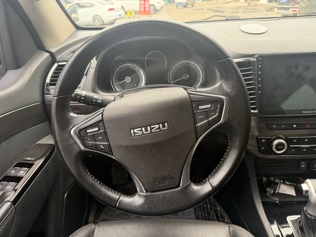 Isuzu MU-X — миниатюра 6
