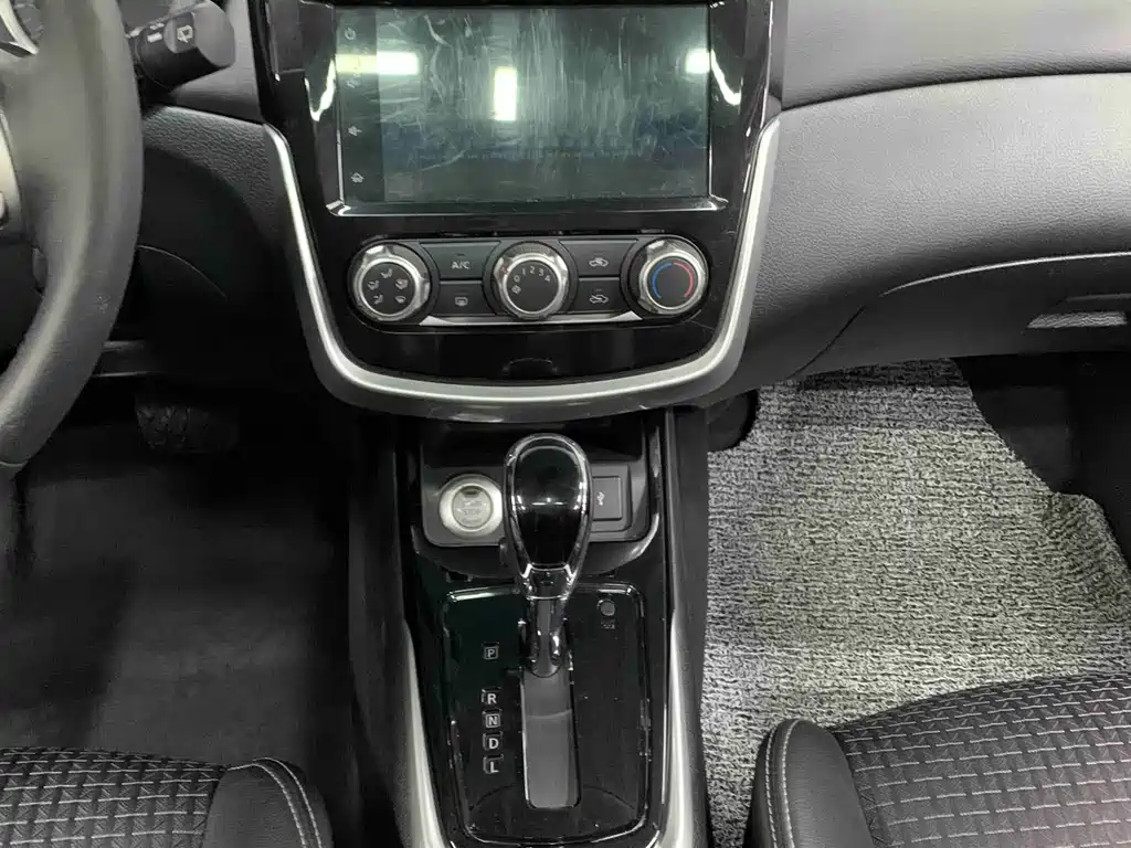 Nissan Tiida — миниатюра 14