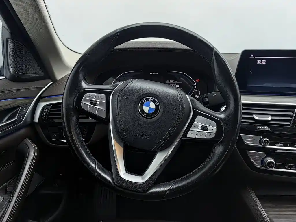BMW 5 Series New Energy — миниатюра 11