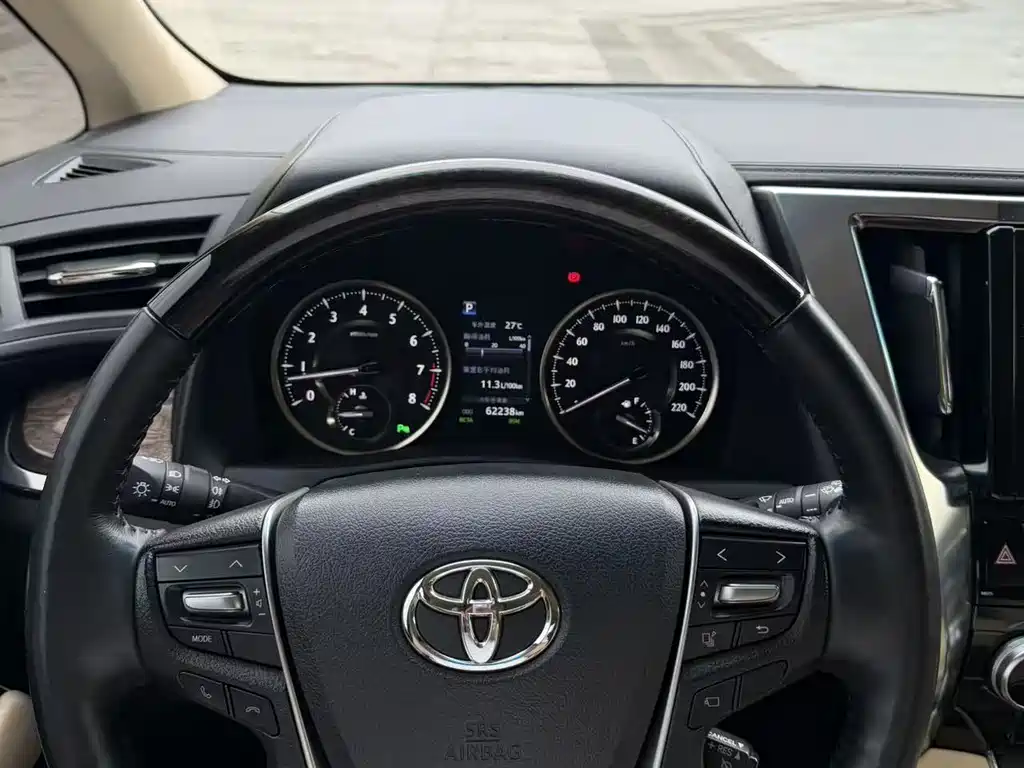 Toyota Alphard — миниатюра 12