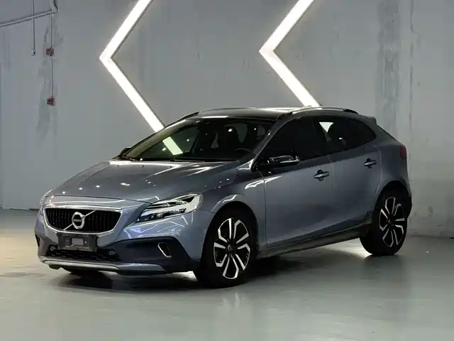 VOLVO  V40 2018