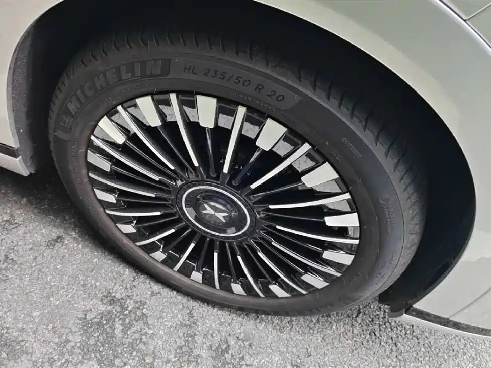 XPeng X9 - фото 11