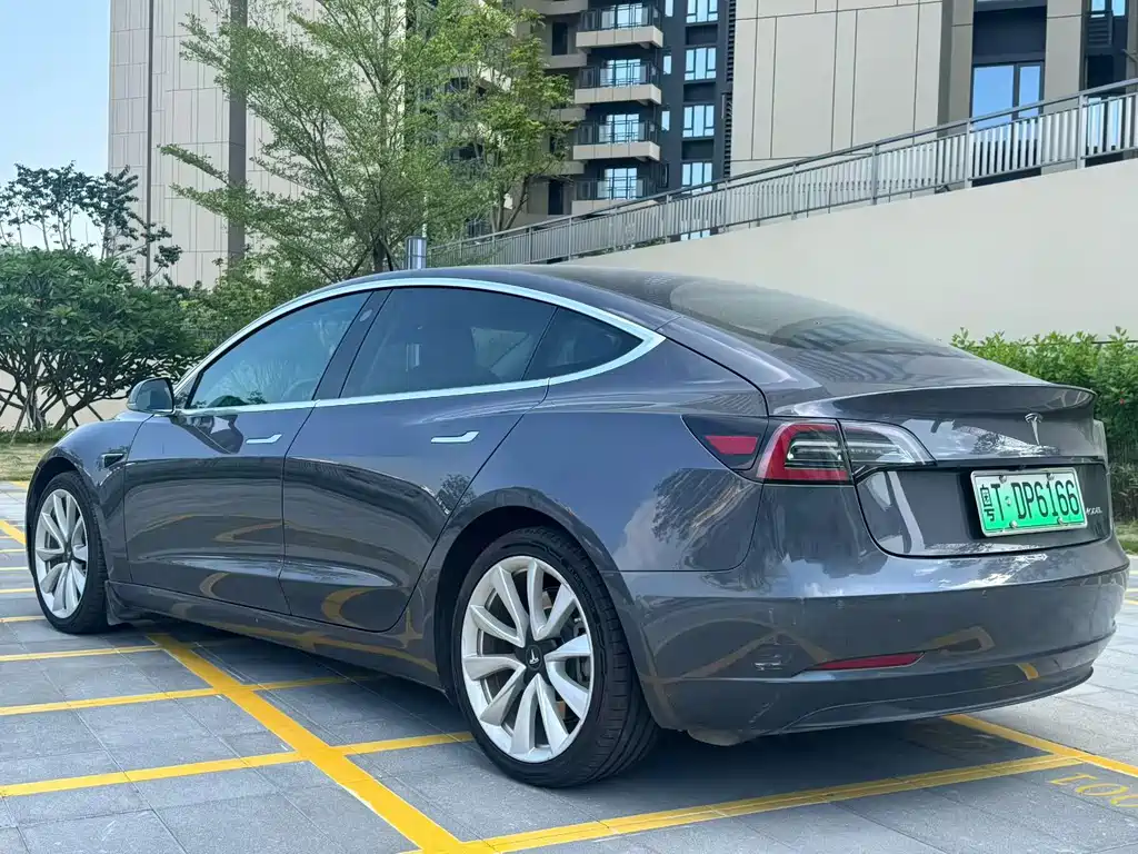 Tesla Model 3 — миниатюра 6