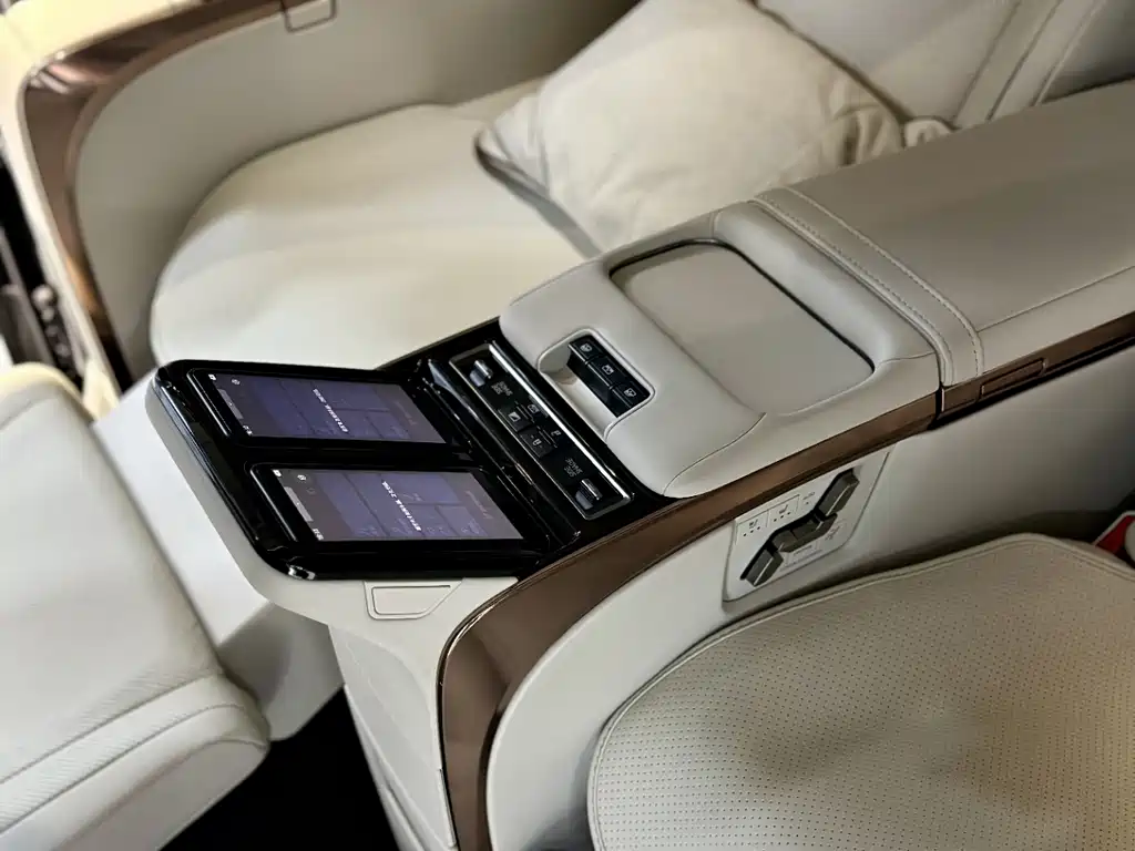 Lexus LM — миниатюра 10