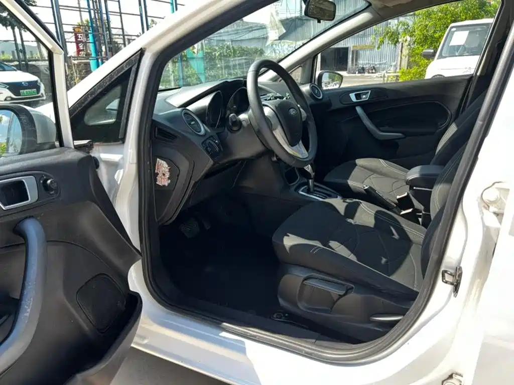 Ford Fiesta 2013 1.5L AT Fashion