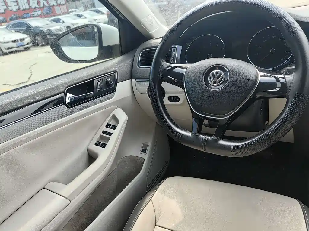 Volkswagen Sagitar 2015 1.6L AT Comfort