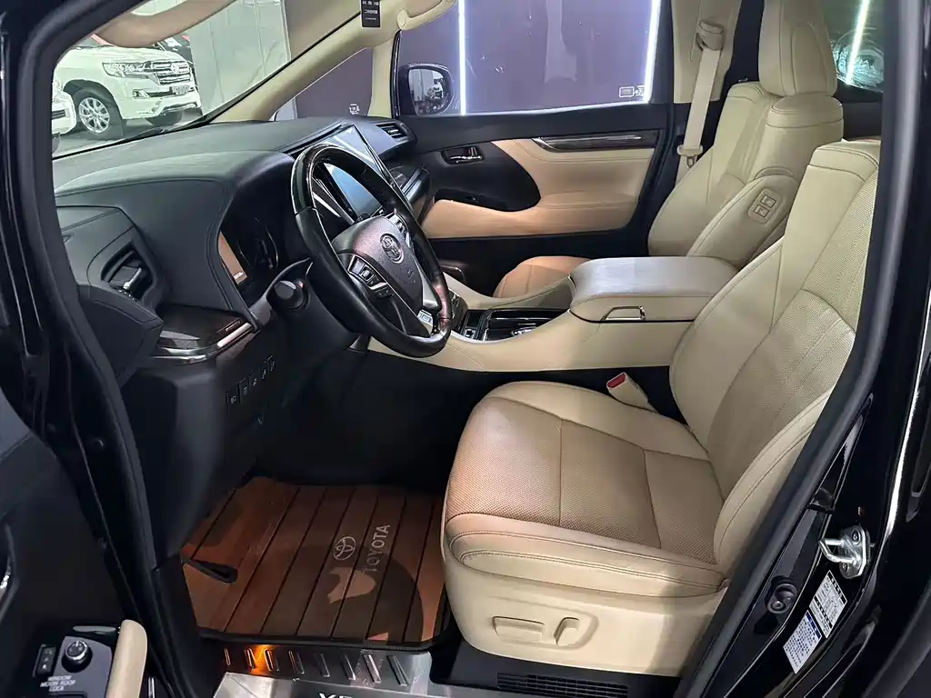 Toyota Vellfire 2020 2.5L HV Luxury
