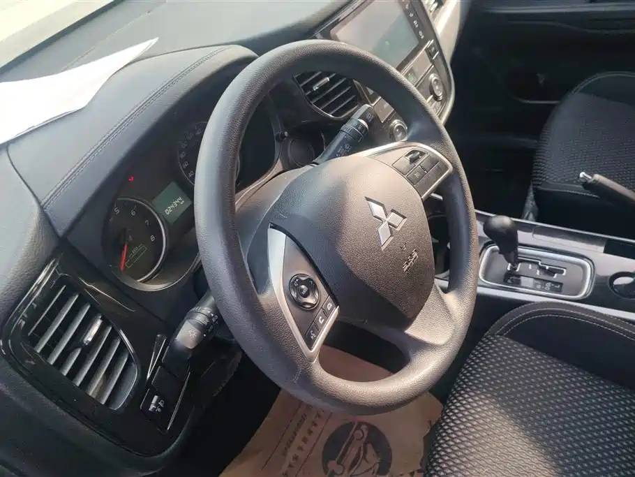 MITSUBISHI OUTLANDER