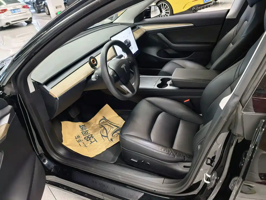 Tesla Model 3 — миниатюра 6