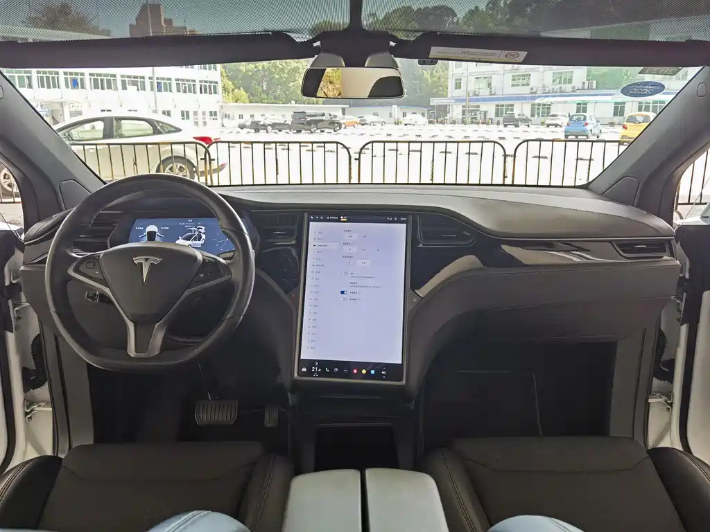 TESLA MODEL X