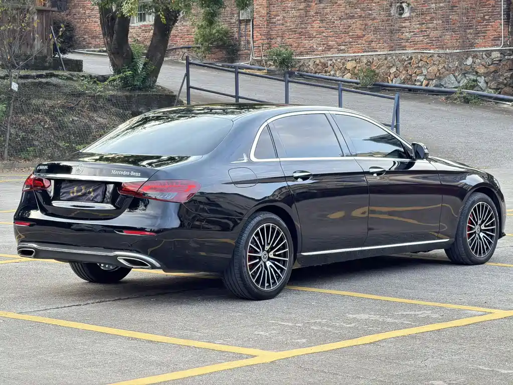 Mercedes-Benz E-Class — миниатюра 9