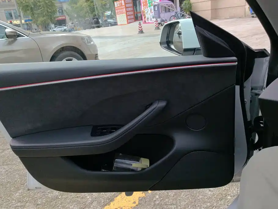 Tesla Model 3 — миниатюра 7