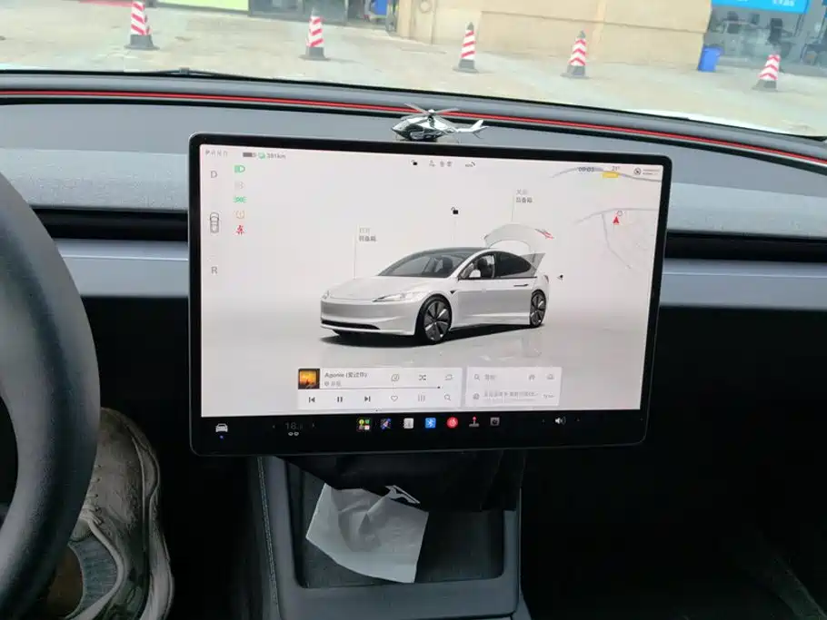 Tesla Model 3 — миниатюра 13