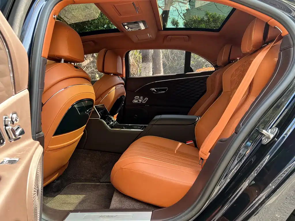 Bentley Flying Spur PHEV — миниатюра 9