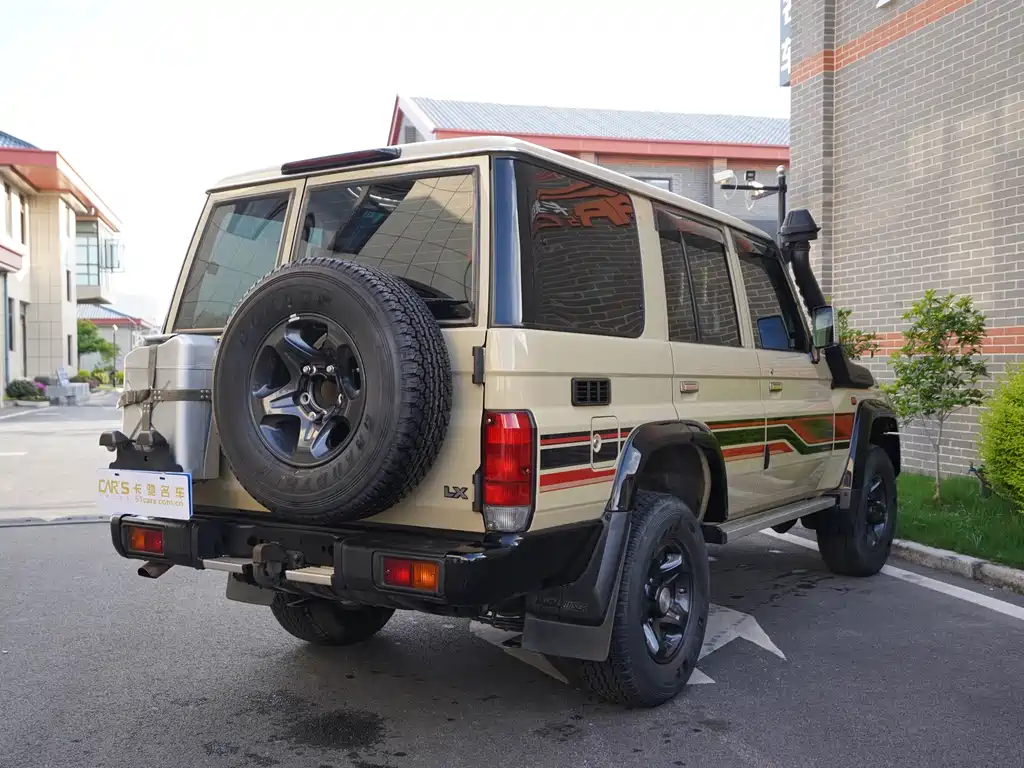 Toyota Land Cruiser LC76 2016 4.0L MT