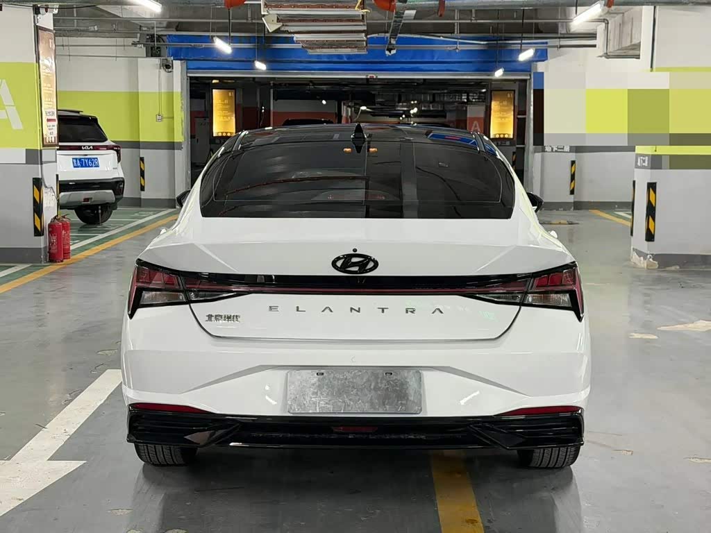 Hyundai Elantra 1.5 л 2022 г. Белый, пробег 32000 км