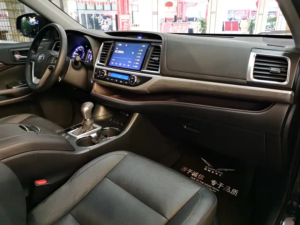 Toyota Highlander 2021 2.0T Luxury 7 мест