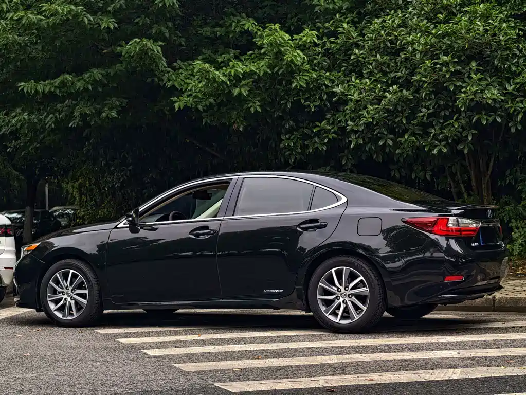 Lexus ES 2017 300h Mark Levinson Comfort