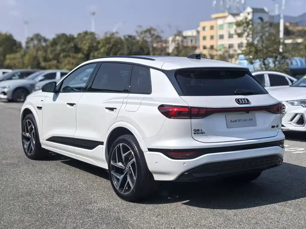 AUDI Q6L E TRON