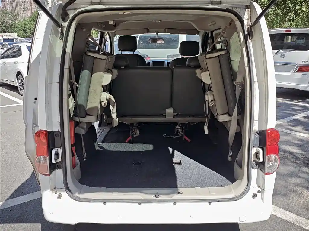 NISSAN NV200