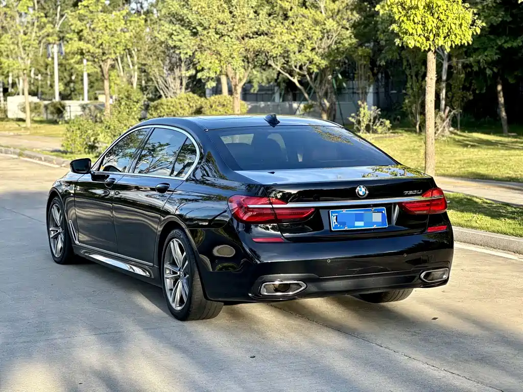 BMW 7 Series — миниатюра 13