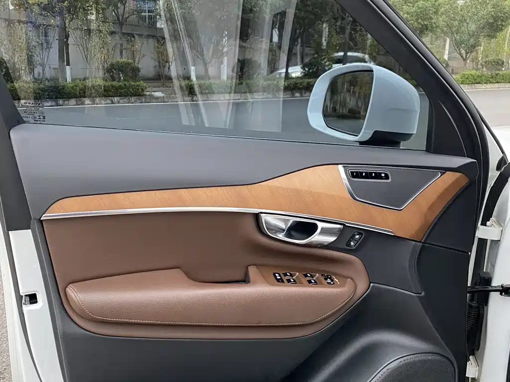 Volvo XC90 — миниатюра 10