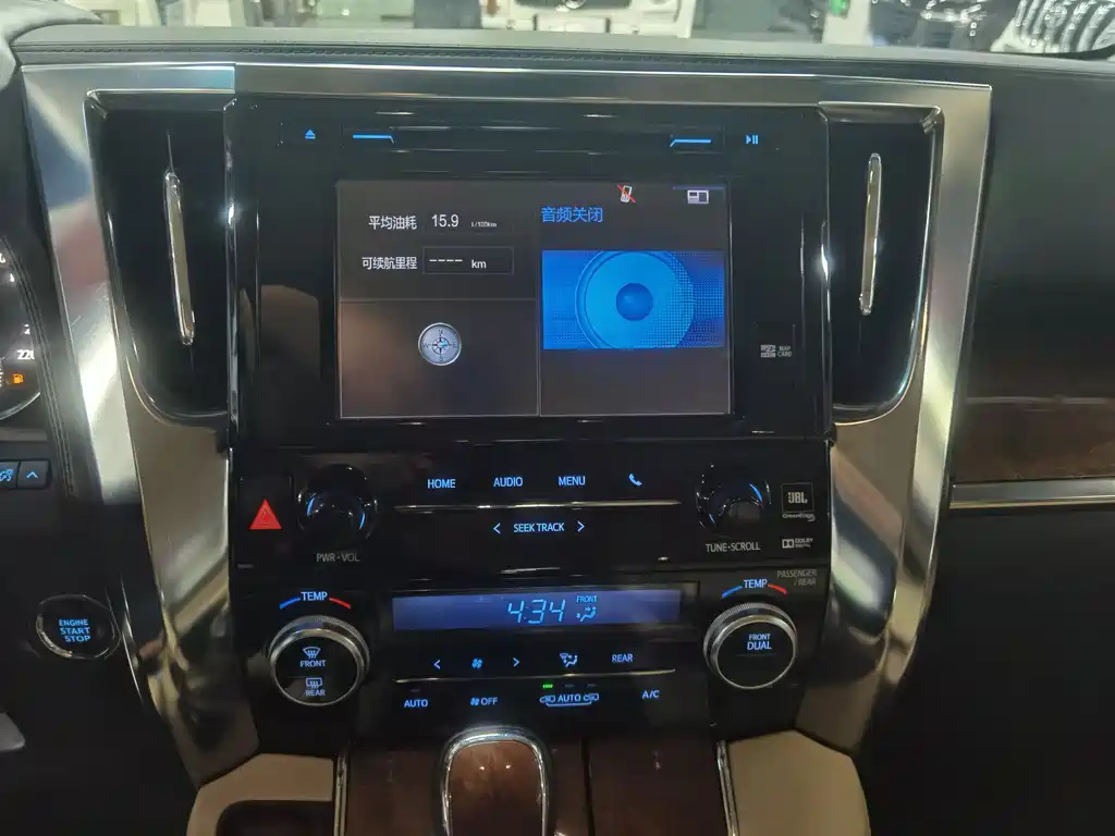 Toyota Alphard — миниатюра 11