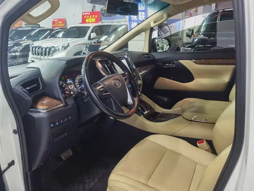 Toyota Alphard — миниатюра 7