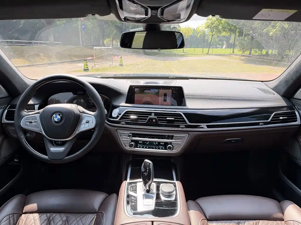 BMW 7 Series — миниатюра 10