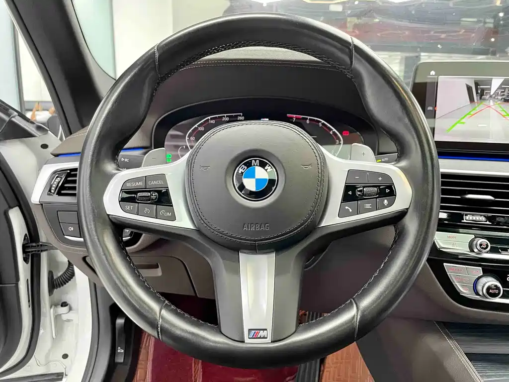 BMW 5 Series — миниатюра 9