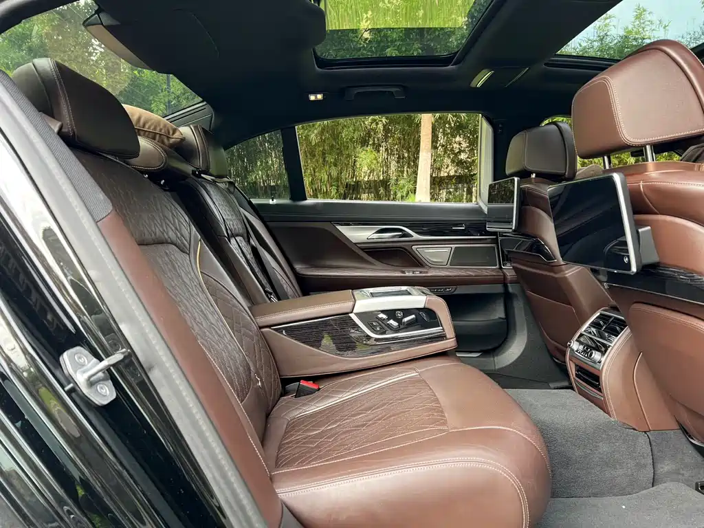 BMW 7 Series — миниатюра 17