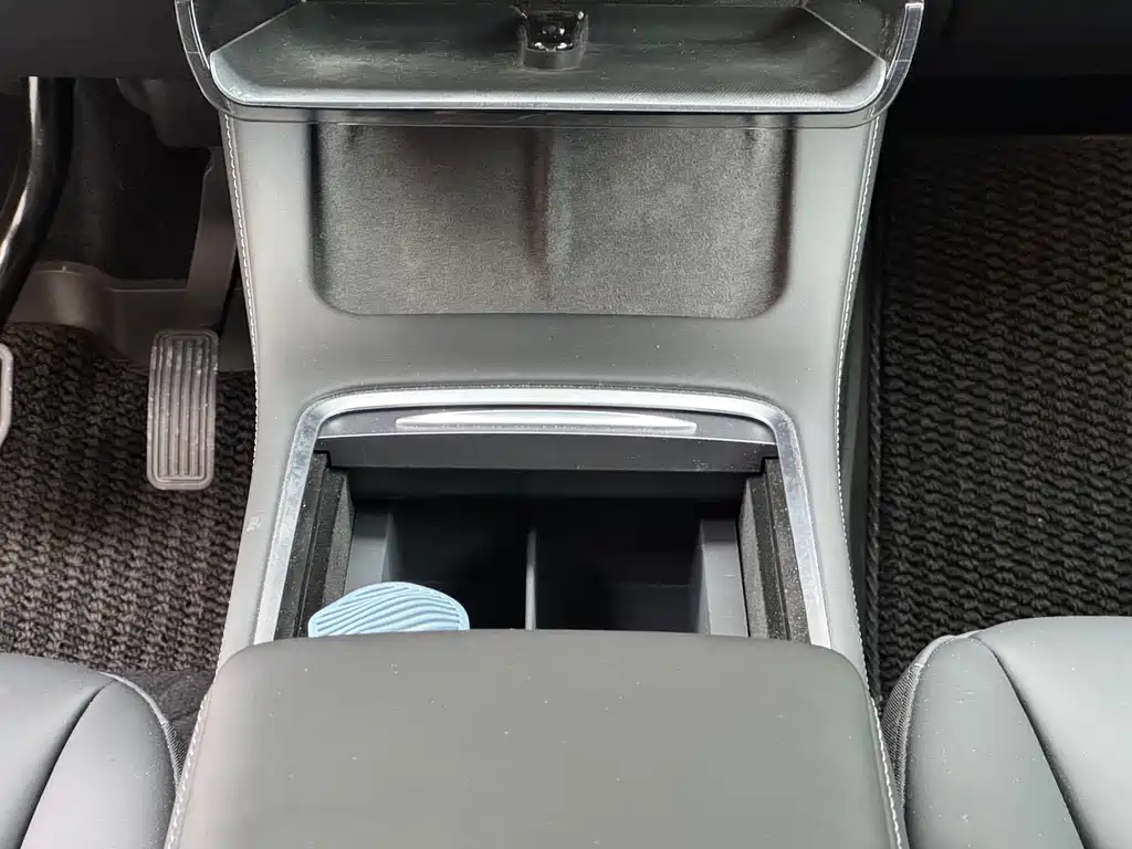 Tesla Model Y — миниатюра 12
