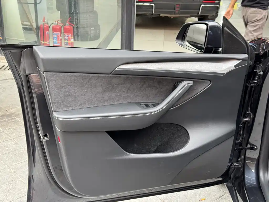 Tesla Model Y — миниатюра 15