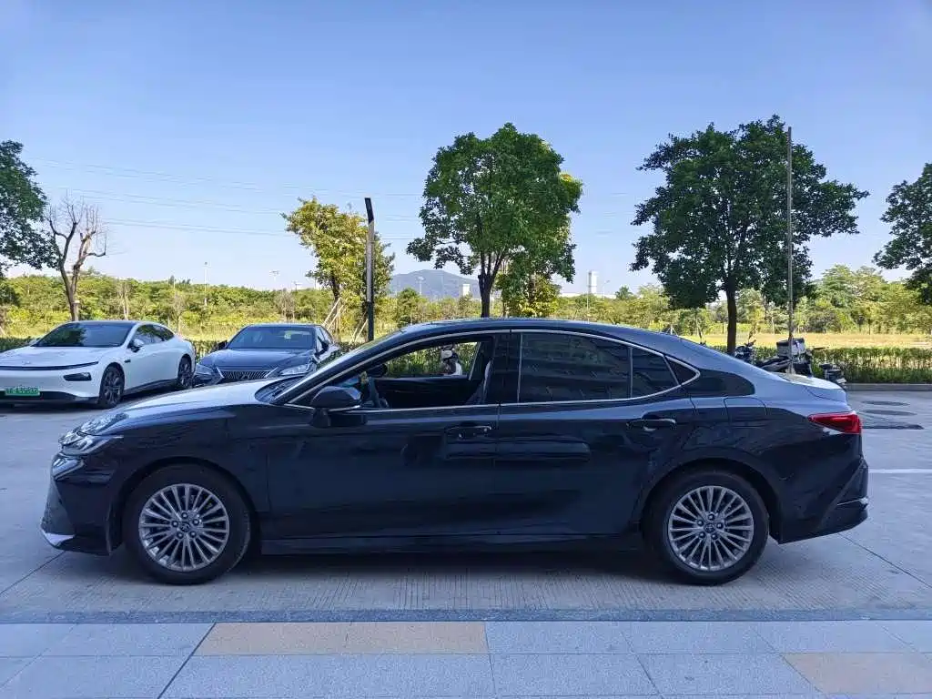 Toyota Camry — миниатюра 3