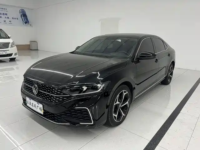 VOLKSWAGEN PASSAT 2024