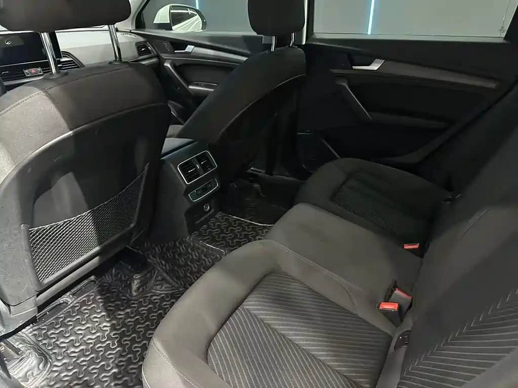Audi Q5L - фото 10
