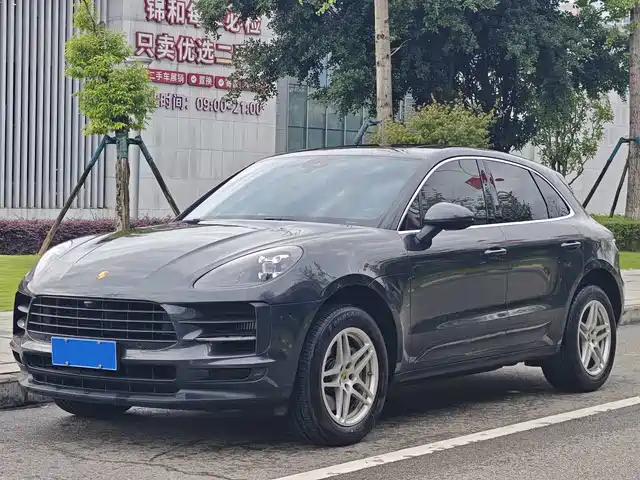 PORSCHE MACAN