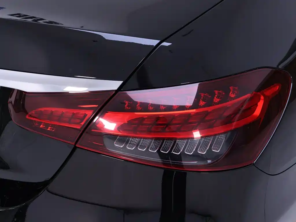 Mercedes-Benz E-Class — миниатюра 9