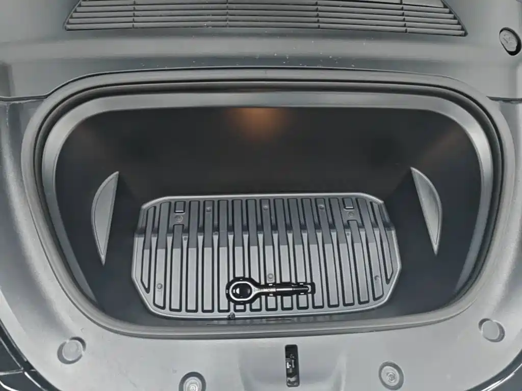 Tesla Model Y — миниатюра 20