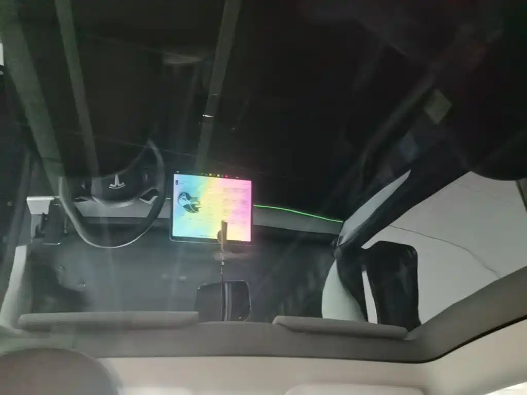 Tesla Model Y — миниатюра 18