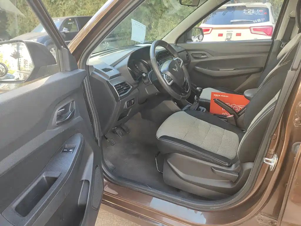 Wuling Hongguang — миниатюра 8