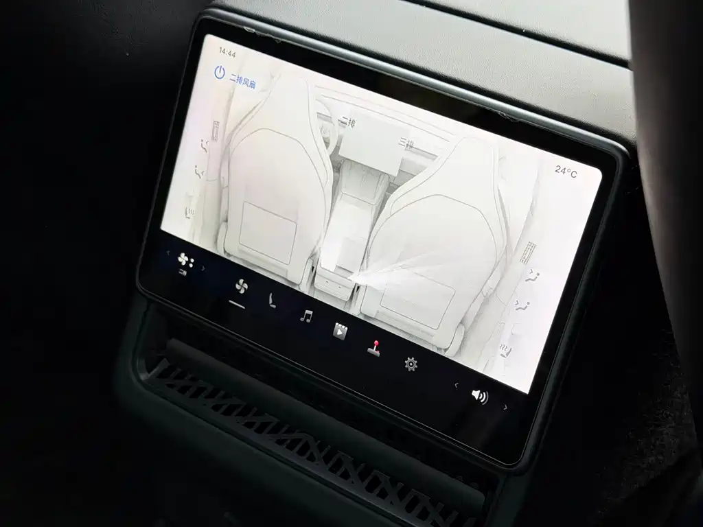 Tesla Model Y L — миниатюра 8