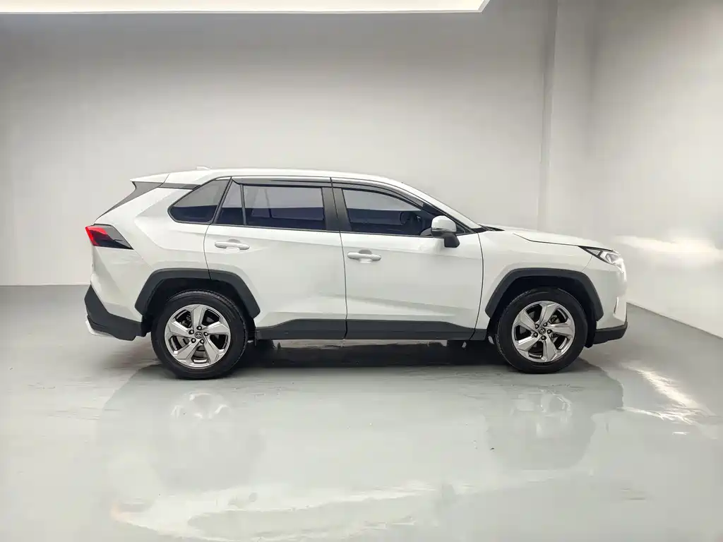 Toyota RAV4 — миниатюра 9