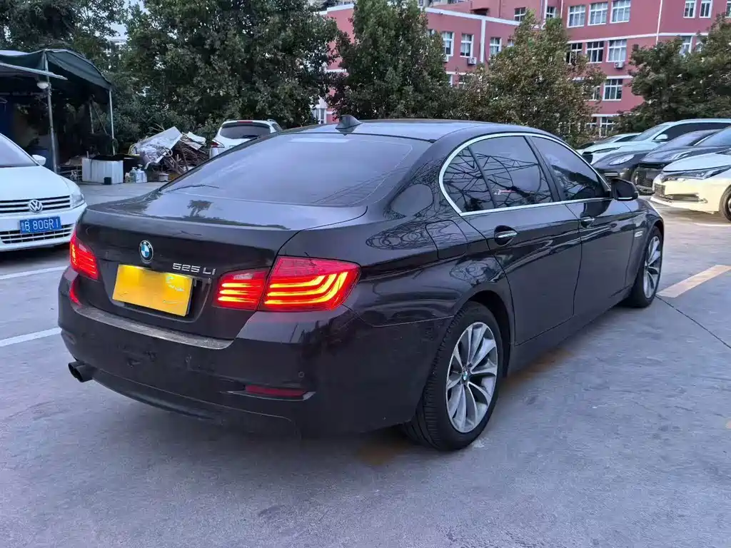 BMW 5 Series — миниатюра 8
